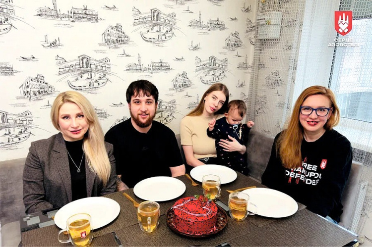 Родина захисника Маріуполя отримала у власність квартиру від проєкту «Серце Азовсталі»