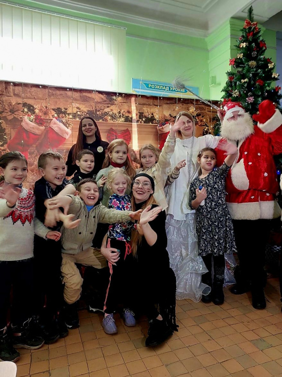 Поліцейські Кам'янського влаштували свято для дітей-переселенців