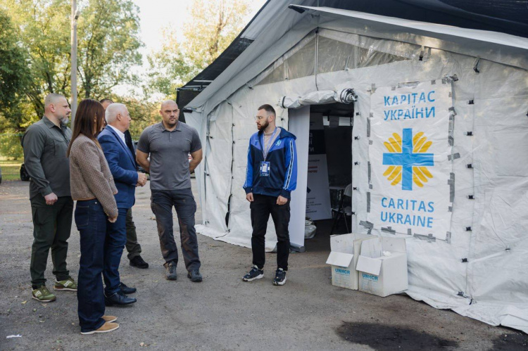 На Дніпропетровщині розгорнули вісім транзитних евакопунктів для переселенців з гарячих точок