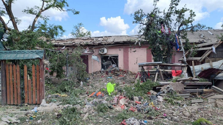 Сьогодні росіяни вдарили по Гуляйполю у Кам'янському районі: військові показали фото наслідків