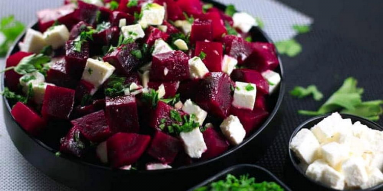 Приготуйте пікантний салат з буряком та фетою — свіжа ідея для корисної вечері