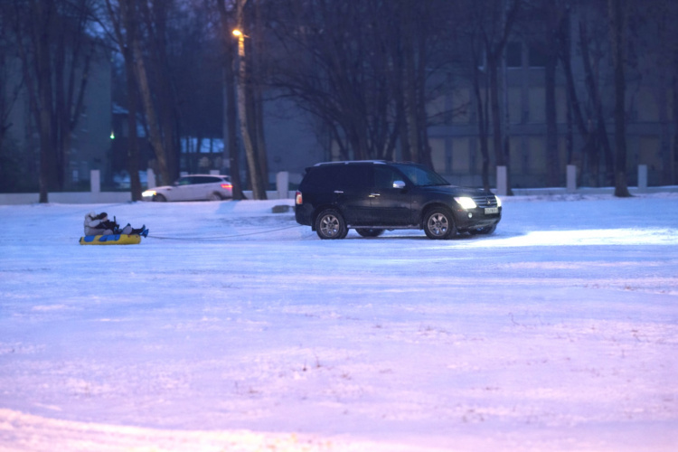 Екстрим чи безвідповідальність: у спальному районі Кам’янського помітили небезпечні зимові розваги