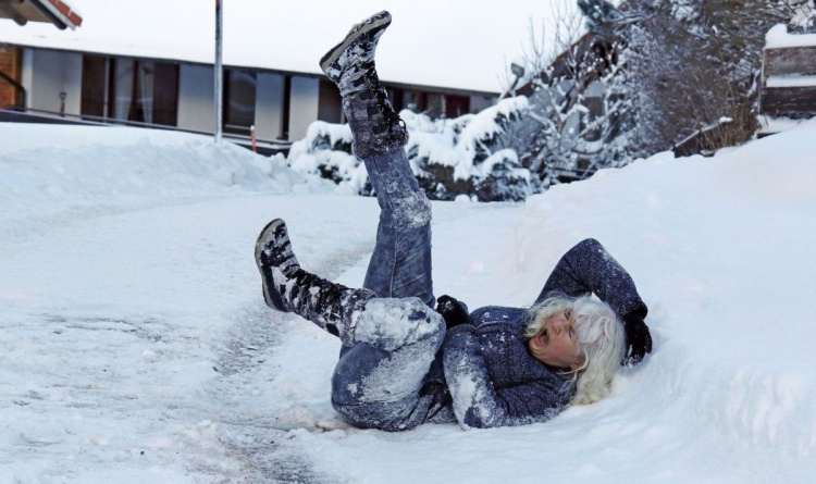 Падіння на слизькому тротуарі - це не лише прикрий інцидент, а й підстава для компенсації - Мін'юст