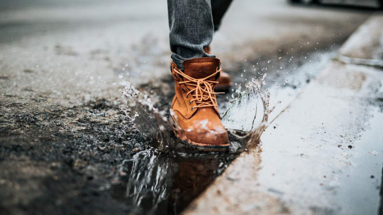 Як захистити взуття від вологи: прості та дієві поради