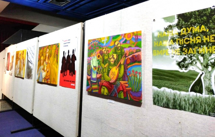 «Жива струна»: у Кам'янському відкрили виставку, яка розповідає про незламність кобзарства