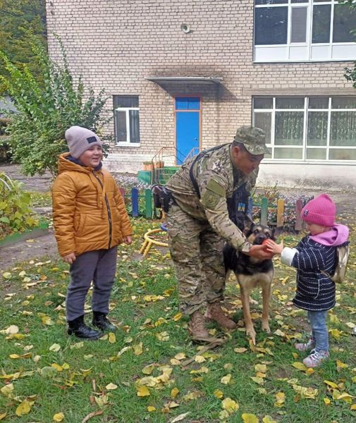 Поліцейський Кам'янського познайомив школярів із чотирилапою помічницею - фото