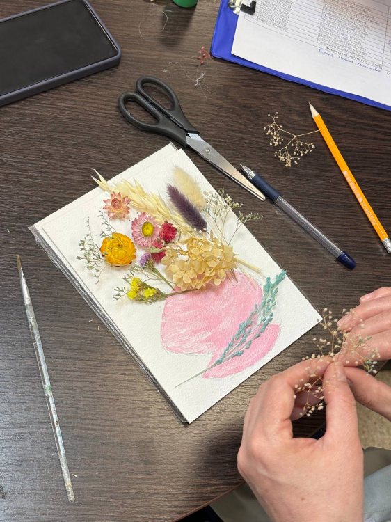 Квіти замість стресу: у Кам’янському центрі зайнятості провели арттерапію для клієнтів служби