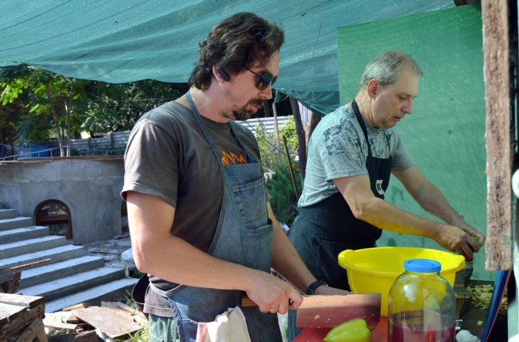 У Кам'янському волонтери організували благодійні обіди для нужденних - подробиці
