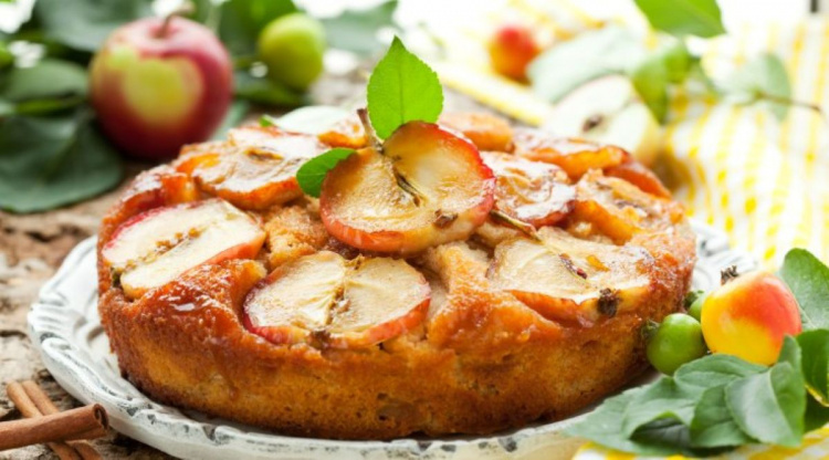 Осінь у Кам’янському пахне яблуками: шарлотка з кукурудзяного борошна підкорює серця господинь