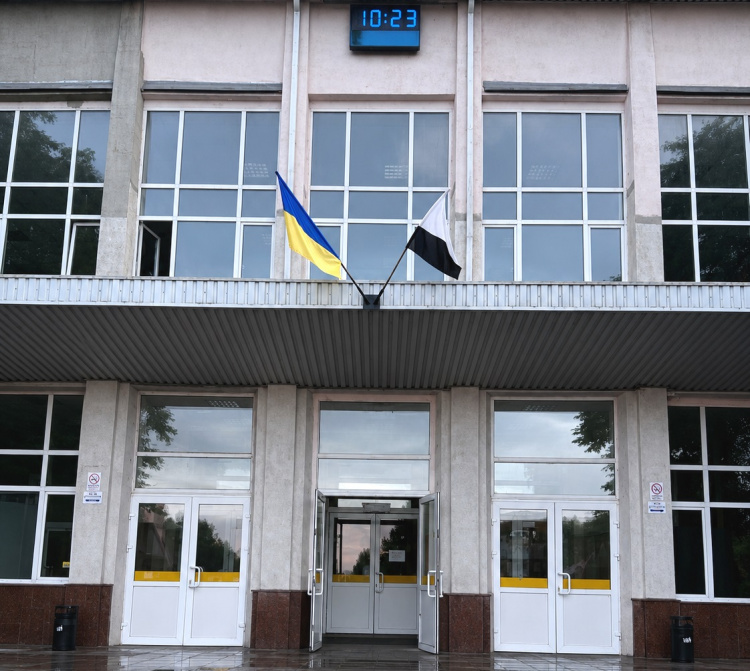 На вокзалі Кам’янського підняли біло-чорний прапор
