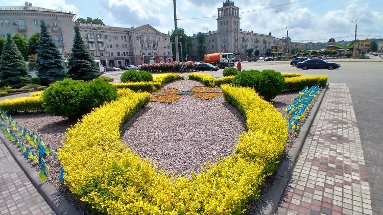 Патріотичні клумби Кам'янського: комунальники висадили з квітів Тризуб та символ Нацгвардії України
