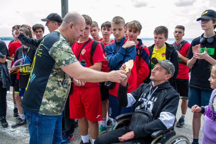 Майже півтисячі кам’янчан пробігли сьогодні вулицями міста: спортивний захід присвятили захисникам