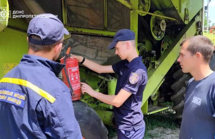 Рятувальники Кам’янського району нагадали аграріям про пожежну безпеку під час жнив