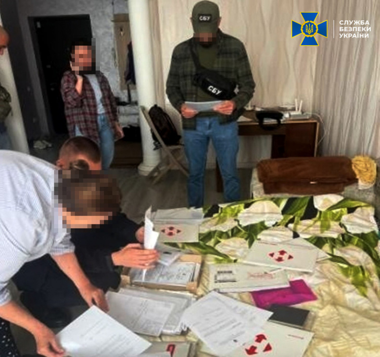 Схема на мільйони: у Кам’янському викрили «липових» лікарів релокованого медзакладу