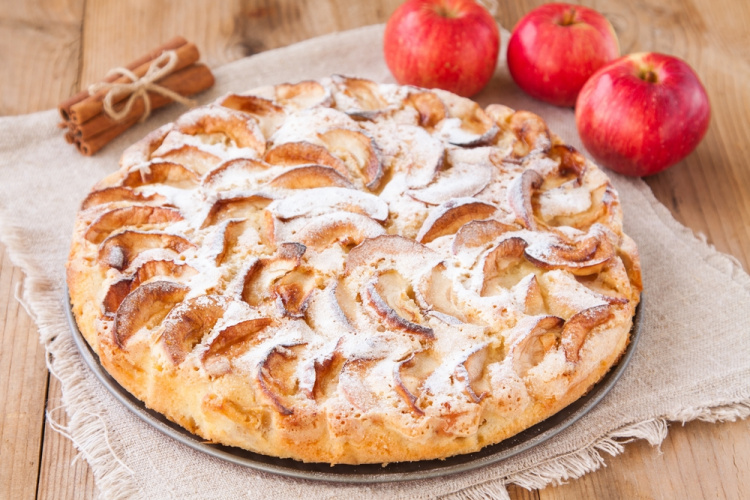 Пиріг з яблуками: десерт, який зігріє вас в холодну пору року, як обійми бабусі