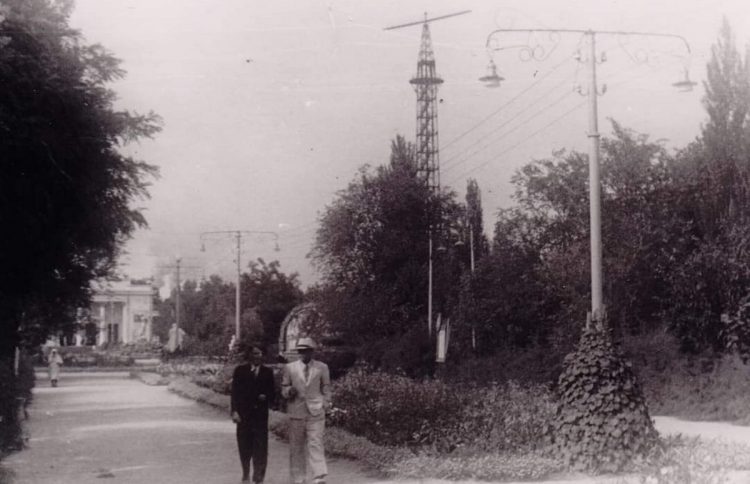 Парашутна вежа в центральному парку Кам'янського, історичне фото 1940-х років