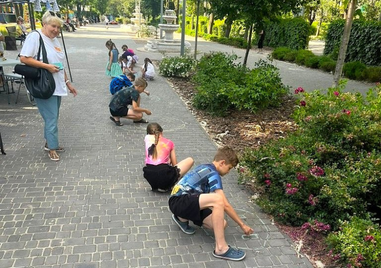 Веселка стала фіналом свята: у Кам'янському пройшов особливий день арт-терапії