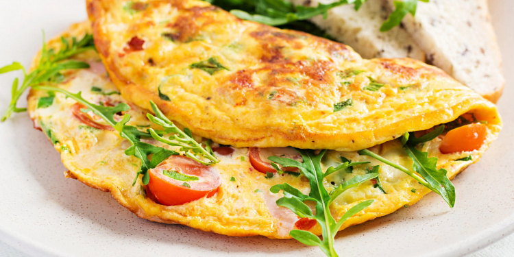 Французький сніданок за лічені хвилини: готуємо яєчню з хлібом і томатами