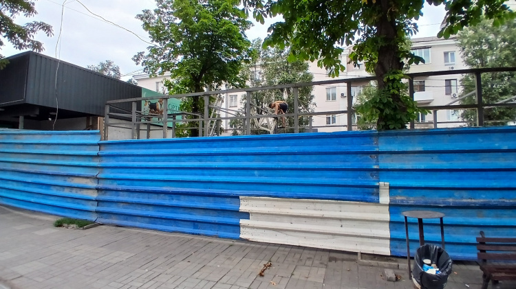 У центрі Кам’янського демонтують аварійні магазини на зупинці: чи з'являться тут нові торговельні точки