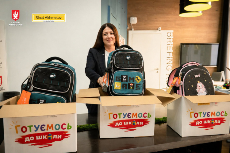 Як дітей оборонців Маріуполя підготували до 1 вересня: 150 першокласників отримали рюкзаки з канцелярією