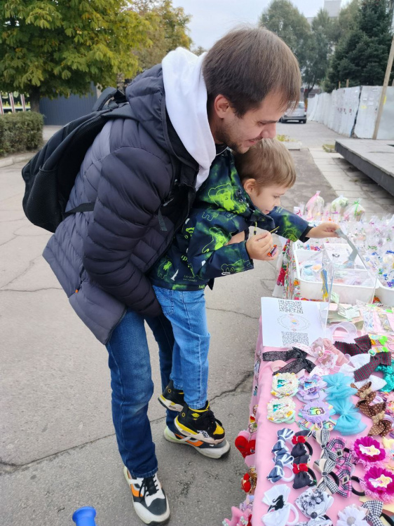 Благодійний ярмарок у Кам'янському зібрав 11 тисяч гривень на підтримку українських захисників