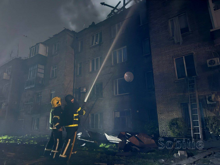 Ніч жаху в Кам’янському: «шахед» зніс верхні поверхи житлового будинку - є постраждалі