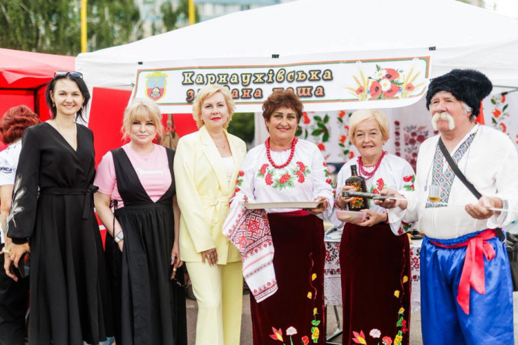 Подарунки, нагороди та легендарна каша: як у Карнаухівці святкували 75-річний ювілей Будинку культури