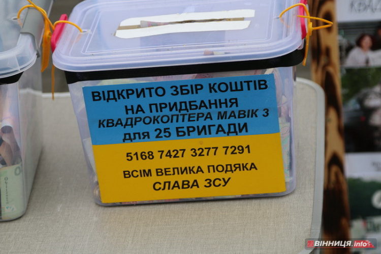 Волонтери з Кам'янського «повісили» путіна в центрі Вінниці