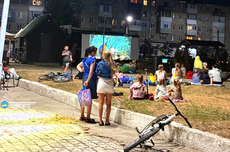 Кіно під зорями: у Вільногірську можна подивитися улюблені фільми та мульти просто неба
