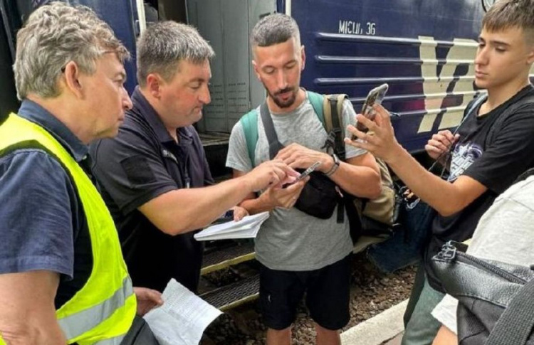 Укрзалізниця запроваджує обов’язкову верифікацію пасажирів через «Дія.Підпис»: тестовий запуск - з 1 серпня
