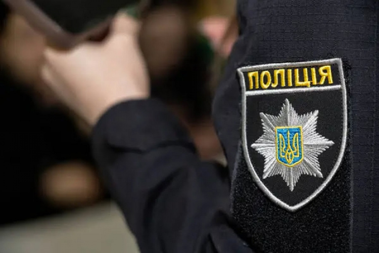 Незаконно носив поліцейську форму хлопець у Кам’янському районі