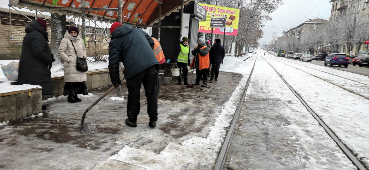 Боротьба зі снігом - у Кам'янському розчищали трамвайні зупинки