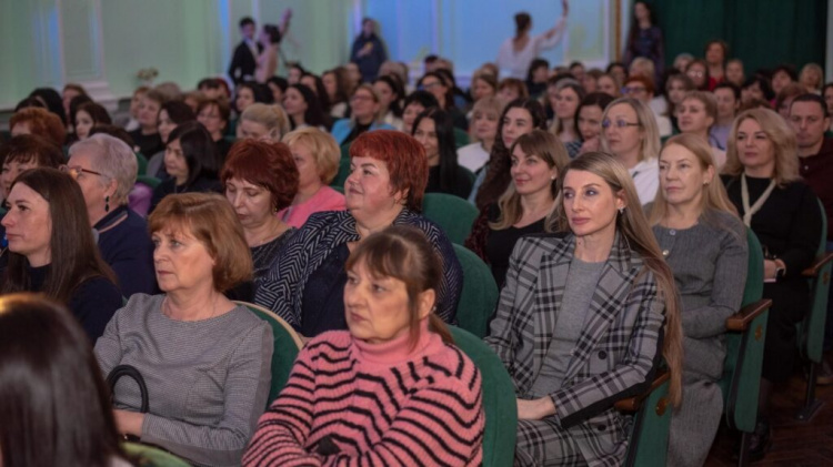 В Кам’янському жінок запросили на урочистий захід: привітали з Міжнародним жіночим днем та вручили нагороди