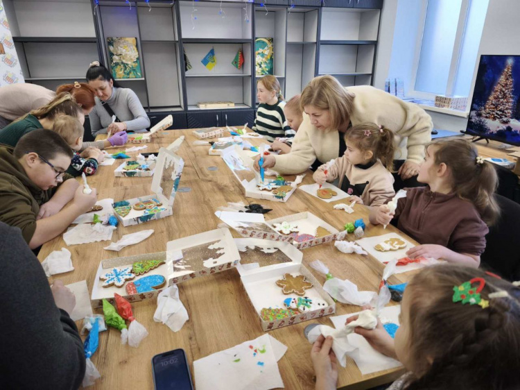 Пряникове диво для малечі з Авдіївки: у Кам’янському відбувся святковий майстер-клас