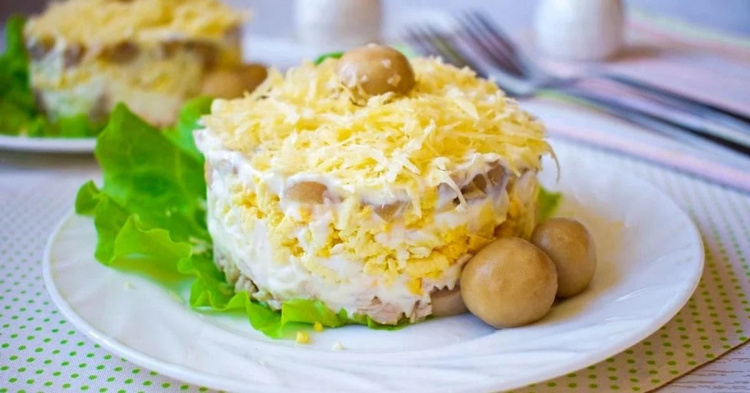 Прості салати з трьох інгредієнтів: дві страви, які стануть "зірками" вашого меню