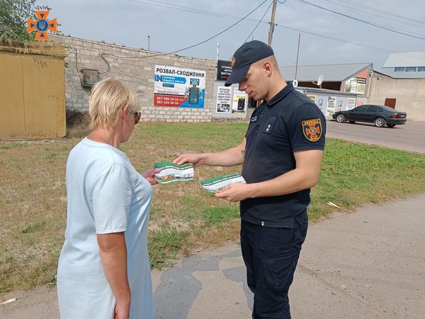 Рятувальники Кам'янського провели профілактичну бесіду з мешканцями району