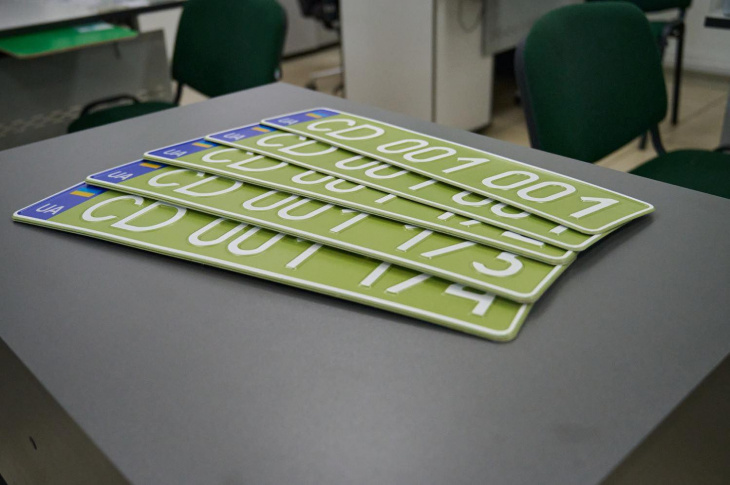 Оливковий замість білого: Україна впроваджує нові автомобільні номери