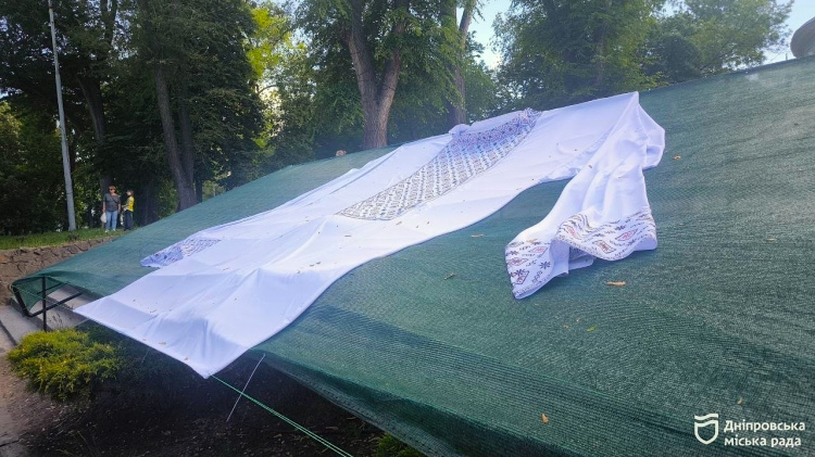 Дніпро увійшов до Книги рекордів України завдяки унікальній вишиванці - фоторепортаж