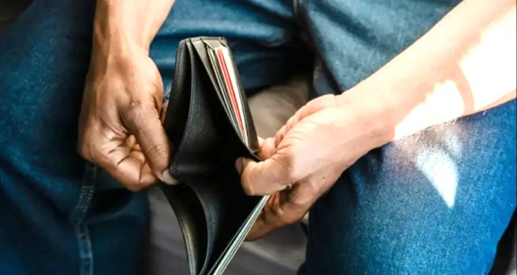 Нове авто або квартира, великі гроші на депозиті - перелік причин, чому держава може припинити допомогу ВПО