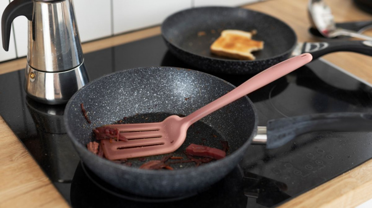Очистити підгорілу сковороду без зайвих зусиль - кілька дієвих порад на будь-який випадок