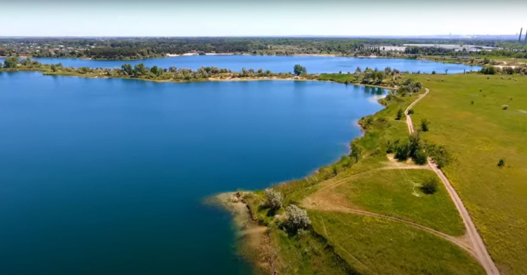 Блакитні озера Кам'янського: звідки взялася вода кольору морської хвилі та що приховує дно колишнього кар'єра