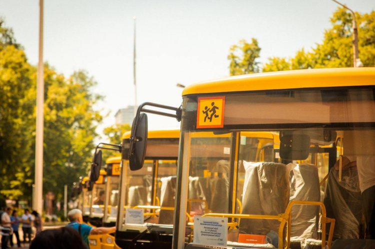 Ліцеї Кам'янського району отримали нові шкільні автобуси: які та скільки