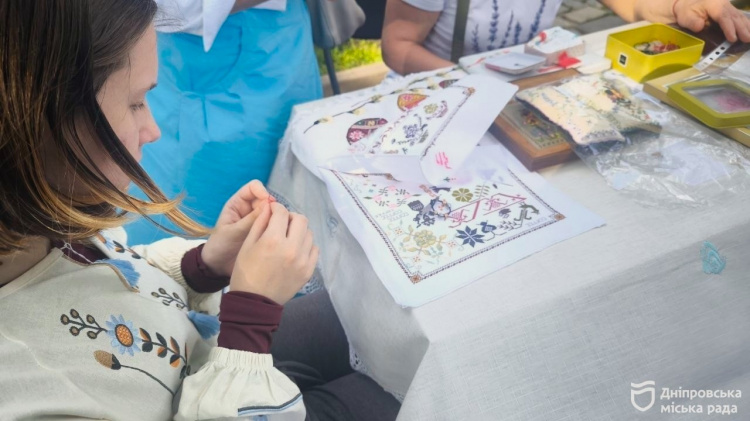 Дніпро увійшов до Книги рекордів України завдяки унікальній вишиванці - фоторепортаж