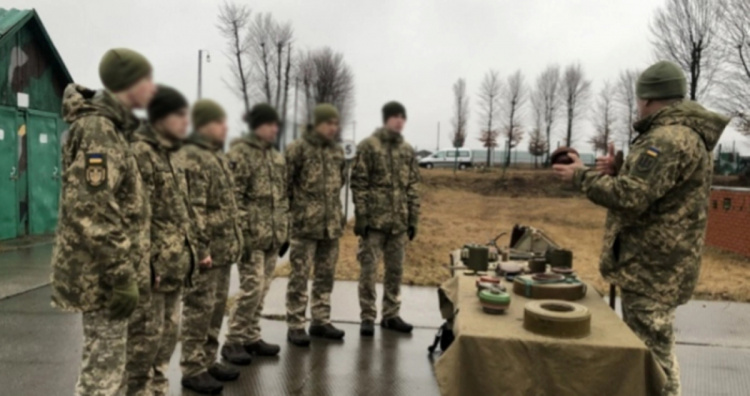 Військовий вишкіл зі школи: Міноборони впроваджує нову систему підготовки молоді