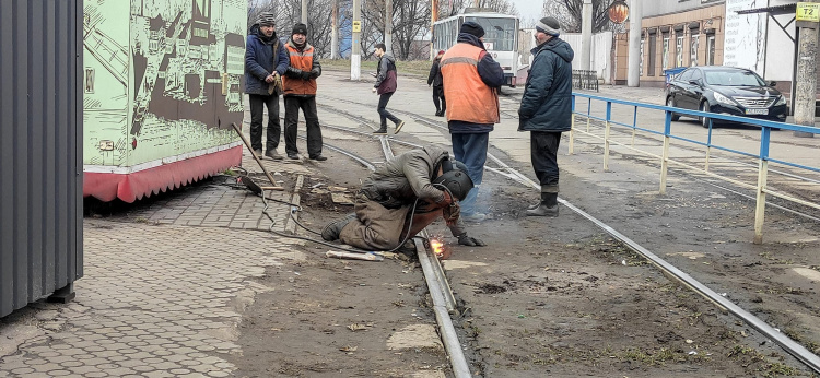 Електротранспортники Кам'янського провели профілактичний ремонт колій на площі ДМК