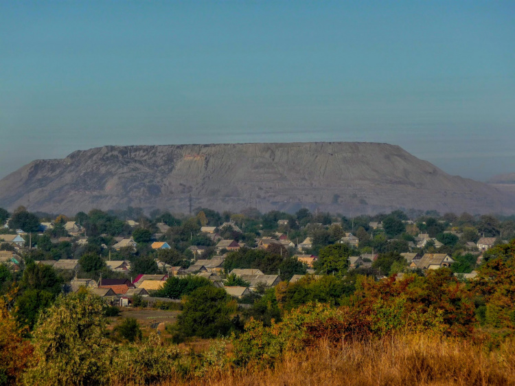 "За териконами": відвали Дніпропетровщини перетворились на стратегічні символи епохи