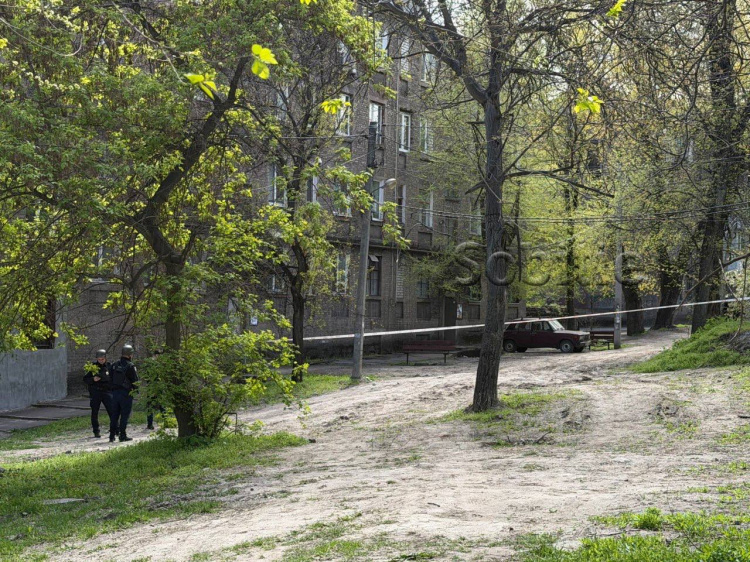 Атака на Кам’янське: уламки ворожого дрона впали на будівлю ТЦК та у житлові двори