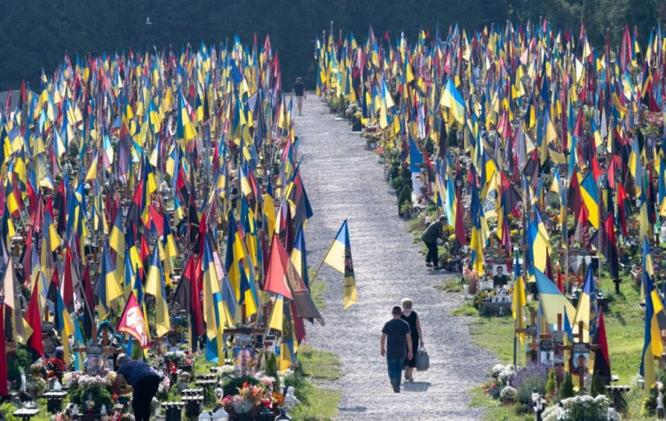 Зеленський відверто назвав втрати Росії та України на фронті: скільки військових загинуло