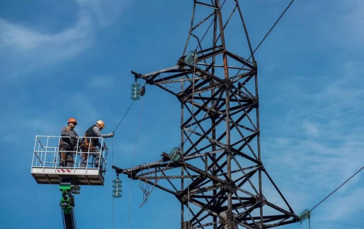 На Дніпропетровщині після масованої атаки ворожих шахедів та ракет енергетики повернули світло у мільйон осель