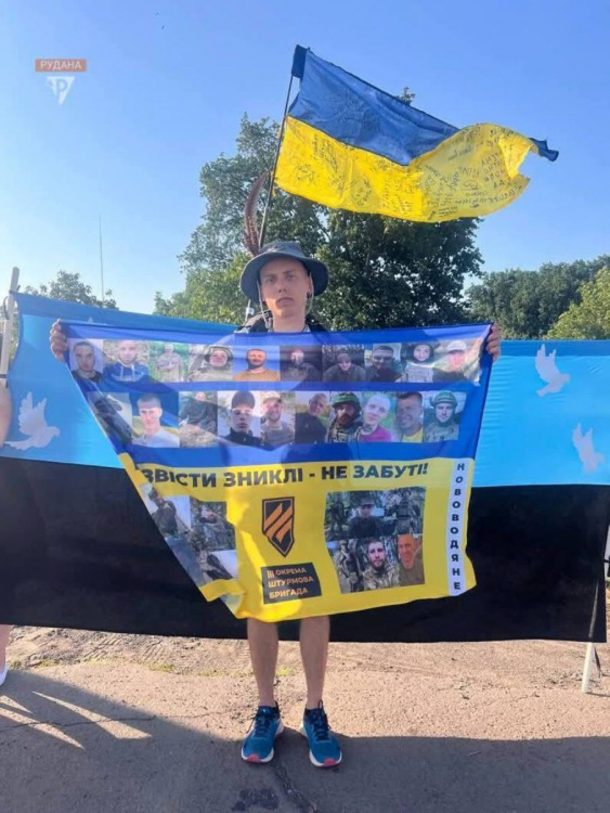 Тисячі кілометрів заради благодійності - історія волонтера з Дніпропетровщини Артема Єрохіна